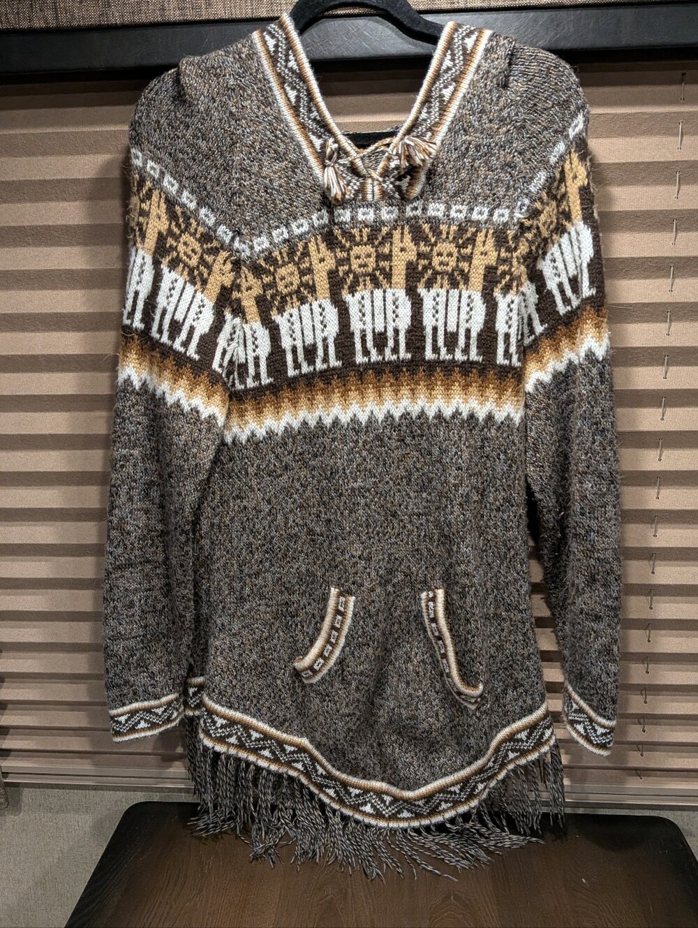 Peruvian alpaca sweater With Fringes. Pullover. Hoodie. Size Small. READ.